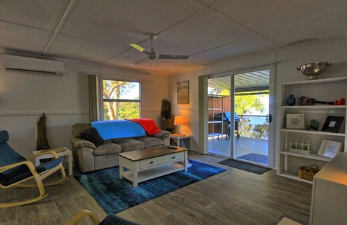 Brisbane Waterfront House | Sunrise @ Alawa - absolute waterfront holiday home