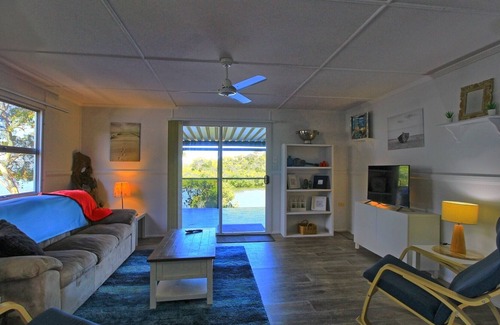 Brisbane Waterfront House | Sunrise @ Alawa - absolute waterfront holiday home