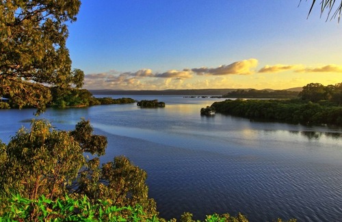Brisbane Waterfront House | Sunrise @ Alawa - absolute waterfront holiday home