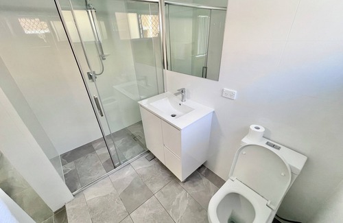 Surfers Paradise Apartment | Sunrise Apt 4 · Cozy 1BR · Poolside Escape