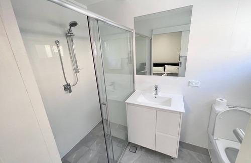 Surfers Paradise Apartment | Sunrise Apt 4 · Cozy 1BR · Poolside Escape