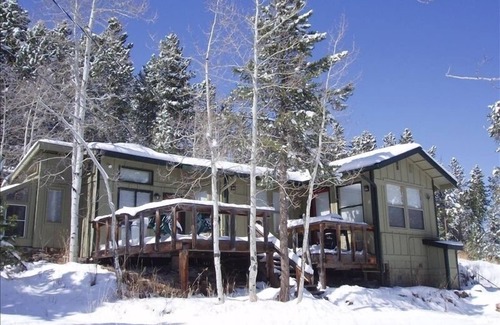 Evergreen House | "Sunrise Lodge" Stand alone Family Lodging-BEAT the HEAT @ 9000 Ft elevation