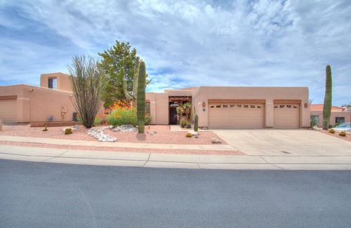 The Hills On La Canada House | Sunrise, Mountains, 2 bedrooms, Casual Southwest Luxury and lots of art & light!