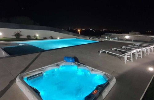 Olhos D'Agua Villa | Sunrise Villa by Laranjal Rentals
