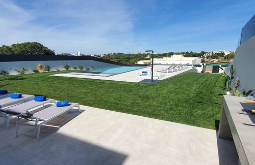 Olhos D'Agua Villa | Sunrise Villa by Laranjal Rentals