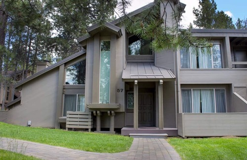Tennis Village Condo | Sunriver Lodge with Patio, A/C & Spa Nearby