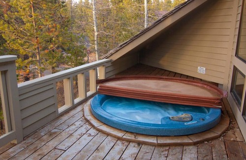 Overlook Park House | Sunriver Stay with A/C, Hot Tub & Family Layout