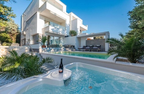 Novalja Apartment | Sunset apartment with private pool and jacuzzi
