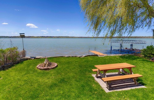 Cayuga Cottage | Sunset Bay:"A Quaint Bungalow by the Lake"