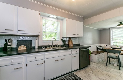 Glen Carbon Cottage | Sunset Cottage - Entire home downtown Glen Carbon