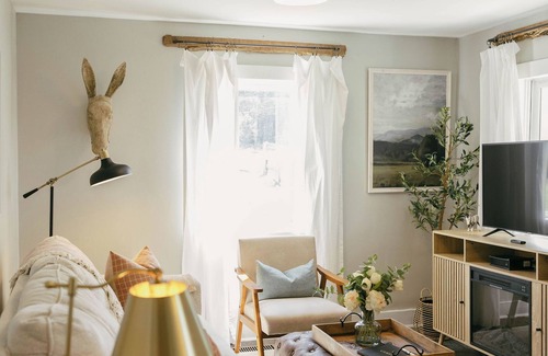 Columbia House | Sunset Farmhouse: A Serene Retreat with Panoramic Views and Relaxing Porch