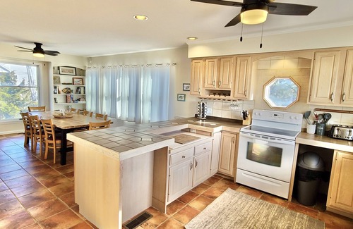 Broadkill Beach House | 🏖Sunset Gem, Waterfront Creek/Dock 🚣‍♀️ Beach Across Street 🦴Pet Friendly