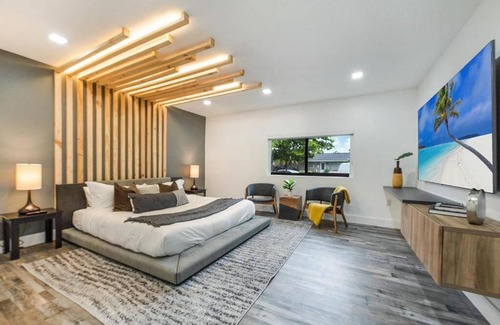 Ludlam House | Sunset in Miami heated pool & lake view L47