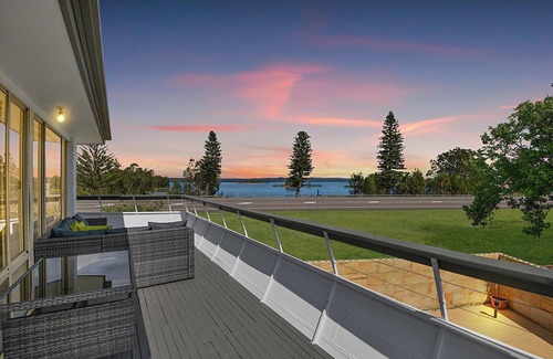 The Entrance North House | Sunset Lake House - Your Dream Family Getaway