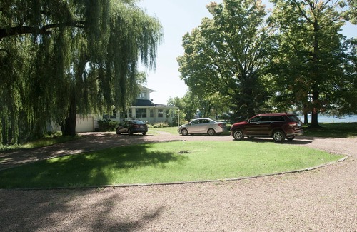Deephaven House | Sunset Point Cottage on Lake Minnetonka