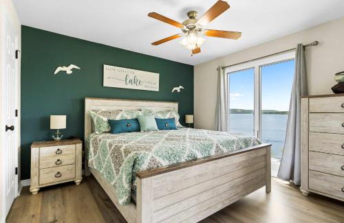 Kimberling City House | Sunset View at Anchor's Point - Lakefront Stay for 8 with Private Balcony