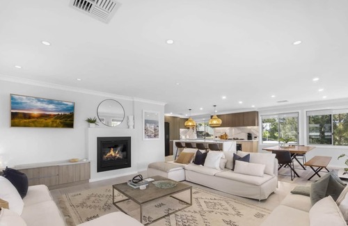 Erowal Bay House | Sunset Waterfront Sum