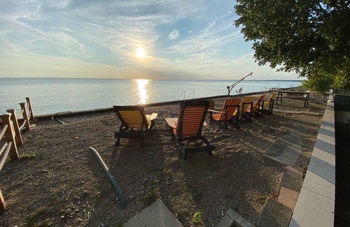 Leamington Cottage | Sunsets by the Bay - Your Waterfront Oasis