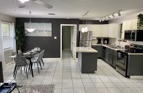 Cooper City House | Sunshine Acre. King Master Suite & BIG Yard
