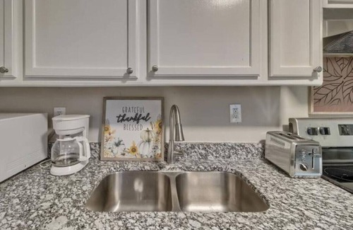 Rosewood House | Sunshine BNB in Downtown Cola- walk to 5 Parks!