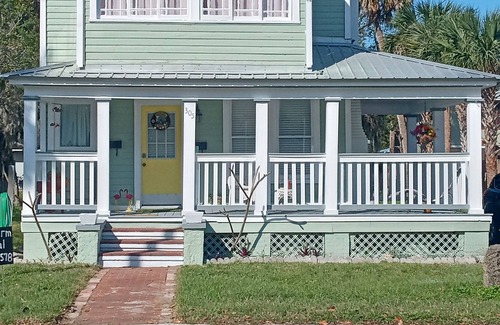 Historic District Apartment | Sunshine Door Inn close to Beach & Marina, Shopping, Farmers Market, Restaurants
