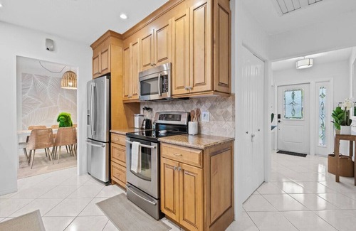 Coral Ridge Isles House | Sunshine Retreat ~ Waterfront~Pool~Paddle Boards