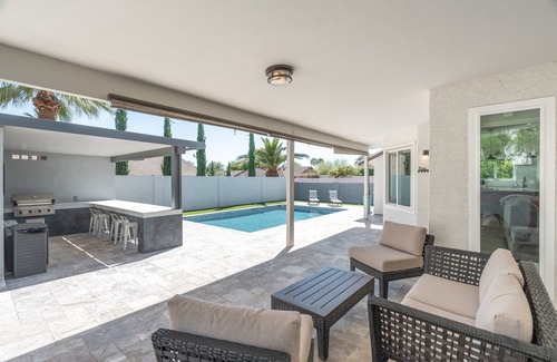Sunset Ridge House | Sunshine Retreat: 3BR with Patio|BBQ|Pool