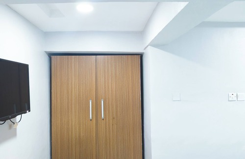 Somolu Apartment | Sunstone welcoming apartment with AC in lively Lagos