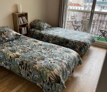 Les Puces de Saint-Ouen Apartment | Super 3 pcs et Parking aux portes de Paris et stade de france à proximité des sites touristiques parisiens Montmartre , champs Élysée ,châtelet etc et des transports métro,RER ,wifi disponible
