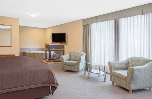 Algoma District Hotel | Super 8 by Wyndham Sault Ste Marie On