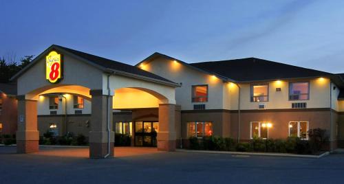 Cornwall Hotel | Super 8 by Wyndham Cornwall ON