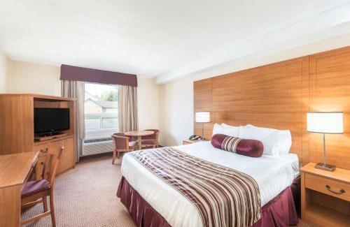 Cornwall Hotel | Super 8 by Wyndham Cornwall ON