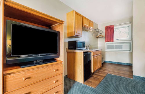 Lake George Hotel | Super 8 by Wyndham Lake George/Downtown
