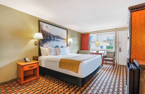 Lake George Hotel | Super 8 by Wyndham Lake George/Downtown