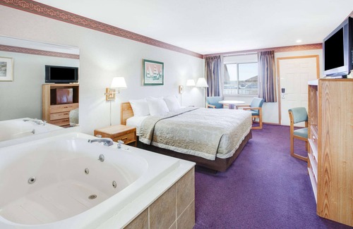 Mackinaw City Hotel | Super 8 by Wyndham Mackinaw City/Beachfront Area