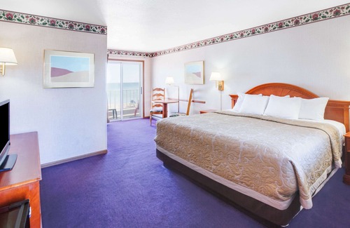 Mackinaw City Hotel | Super 8 by Wyndham Mackinaw City/Beachfront Area