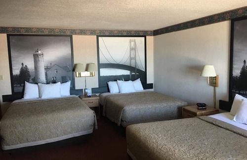 Mackinaw City Hotel | Super 8 by Wyndham Mackinaw City/Beachfront Area