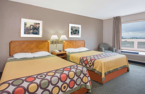 Madison Hotel | Super 8 by Wyndham Madison East