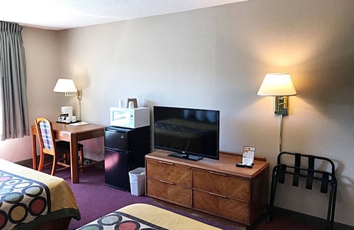 Madison Hotel | Super 8 by Wyndham Madison East