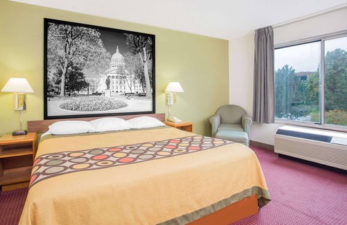 Madison Hotel | Super 8 by Wyndham Madison East