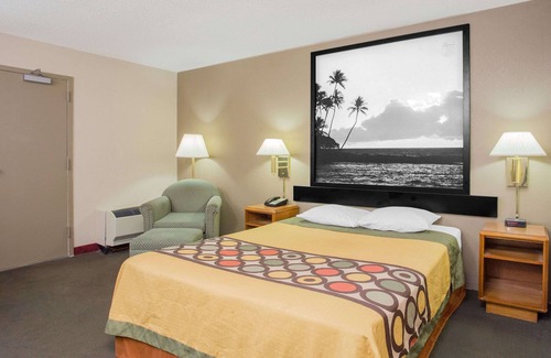 Madison Hotel | Super 8 by Wyndham Madison East