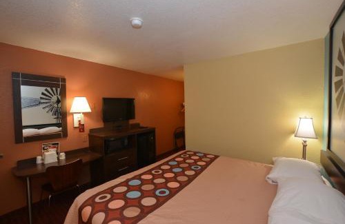 Midwest City Hotel | Super 8 by Wyndham Midwest City OK
