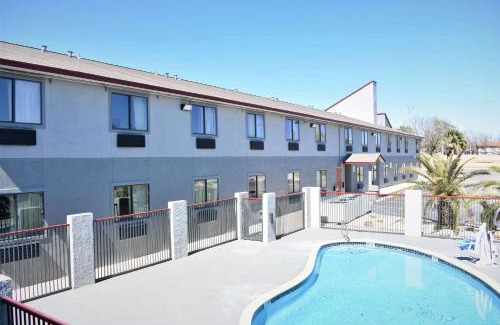 New Braunfels Hotel | Super 8 by Wyndham New Braunfels I-35