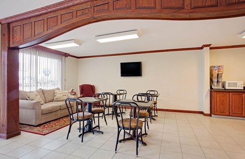 Oklahoma City Hotel | Super 8 by Wyndham Oklahoma/Frontier City