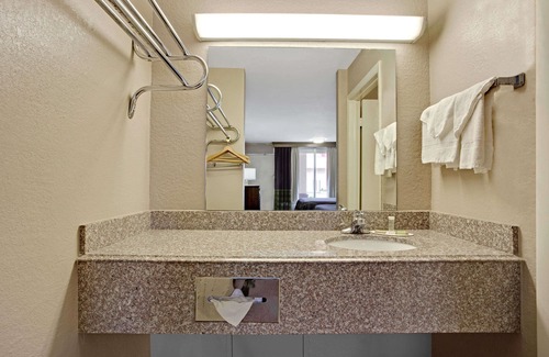 Oklahoma City Hotel | Super 8 by Wyndham Oklahoma/Frontier City