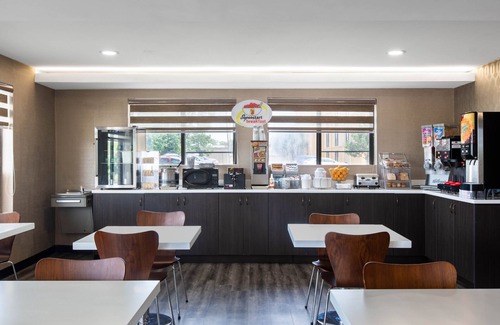 Salina Hotel | Super 8 by Wyndham Salina I-70