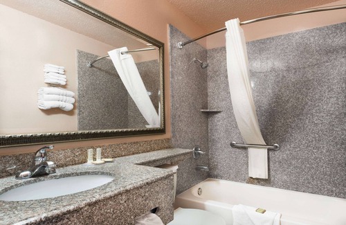 North San Antonio - SAT Hotel | Super 8 by Wyndham San Antonio/I-35 North