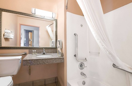 North San Antonio - SAT Hotel | Super 8 by Wyndham San Antonio/I-35 North