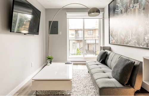 Mercier-Hochelaga-Maisonneuve House | SUPER APARTMENT AT ANJOU FREE PARKING