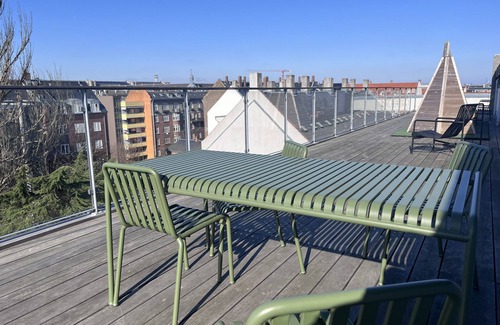 Frederiksberg C Apartment | Super Central Familiebolig i Grøn Arkitektur